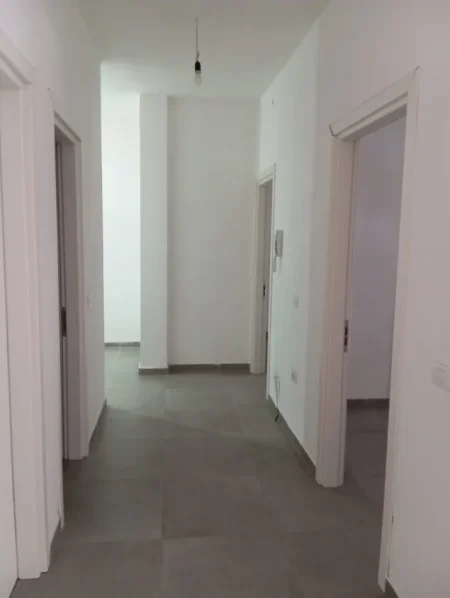 Tirane, jepet me qera apartament 2+1+Ballkon Kati 4, 95 m² 500 € (Pas Shkolles Tirana Jone, Tek 5 Maj, Tirane.)