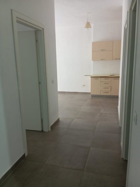 Tirane, jepet me qera apartament 2+1+Ballkon Kati 4, 95 m² 500 € (Pas Shkolles Tirana Jone, Tek 5 Maj, Tirane.)