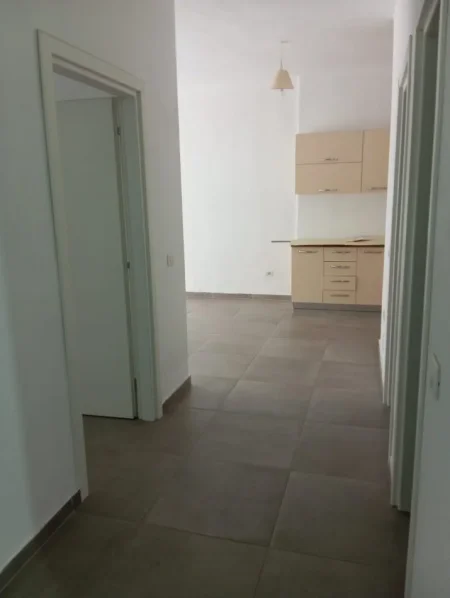 Tirane, jepet me qera apartament 2+1+Ballkon Kati 4, 95 m² 500 € (Pas Shkolles Tirana Jone, Tek 5 Maj, Tirane.)