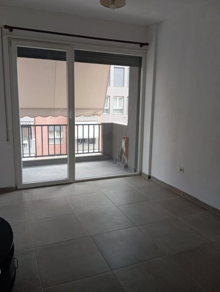 Tirane, jepet me qera apartament 2+1+Ballkon Kati 4, 95 m² 500 € (Pas Shkolles Tirana Jone, Tek 5 Maj, Tirane.)