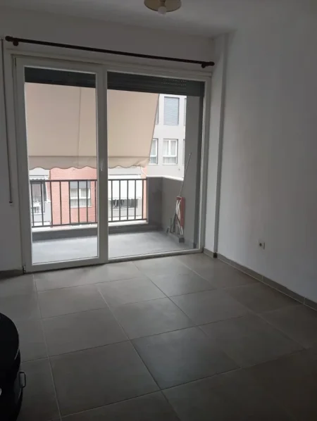 Tirane, jepet me qera apartament 2+1+Ballkon Kati 4, 95 m² 500 € (Pas Shkolles Tirana Jone, Tek 5 Maj, Tirane.)