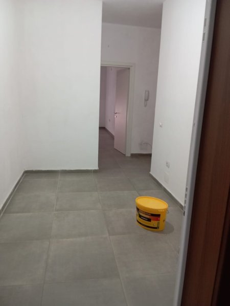 Tirane, jepet me qera apartament 2+1+Ballkon Kati 4, 95 m² 500 € (Pas Shkolles Tirana Jone, Tek 5 Maj, Tirane.)