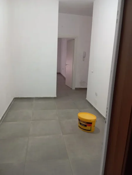 Tirane, jepet me qera apartament 2+1+Ballkon Kati 4, 95 m² 500 € (Pas Shkolles Tirana Jone, Tek 5 Maj, Tirane.)