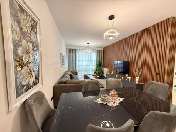 Tirane, jepet me qera apartament 1+1 Kati 7, 450 € (UNAZA E RE)