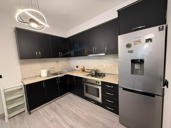 Tirane, jepet me qera apartament 1+1 Kati 7, 450 € (UNAZA E RE)