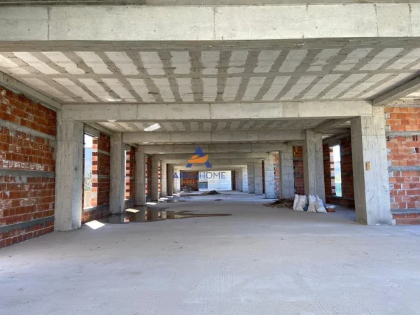 Tirane, jepet me qera ambjent biznesi Kati 2, 2.000 m² 8.000 € 