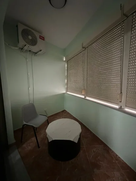 Tirane, jepet me qera apartament 3+1 Kati 4, 136 m² 900 € (Komuna e Parisit)