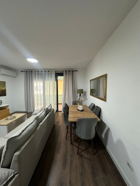 Tirane, jepet me qera apartament 3+1 Kati 4, 136 m² 900 € (Komuna e Parisit)