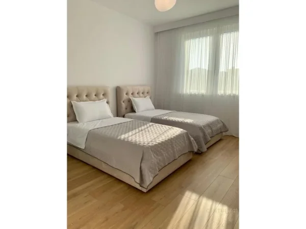 Tirane, jepet me qera apartament 2+1 Kati 3, 85 m² 620 € (PERBALL HOTEL HILTON)