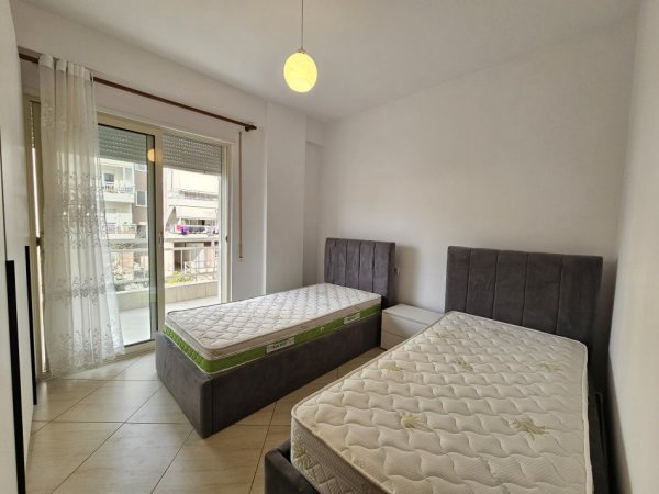 Tirane, jepet me qera apartament 2+1+Ballkon Kati 2, 95 m² 450 €