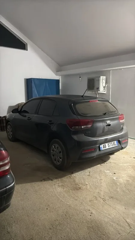 Tirane, shes makine Kia rio Nafte, gri e erret manuale Kondicioner 7.500 €
