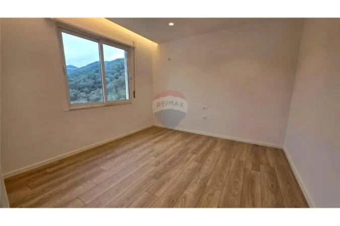 Vlore, shitet apartament 2+1 Kati 8, 140.000 €