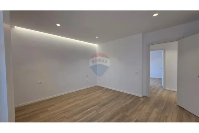 Vlore, shitet apartament 2+1 Kati 8, 140.000 €