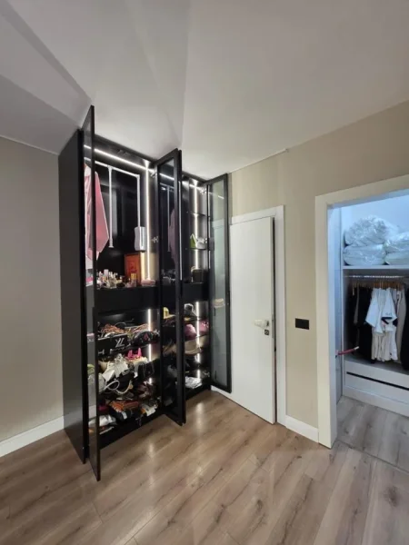 Tirane, shitet apartament 1+1+Ballkon Kati 1, 112 m² 392.000 € (Prane Kika 2)