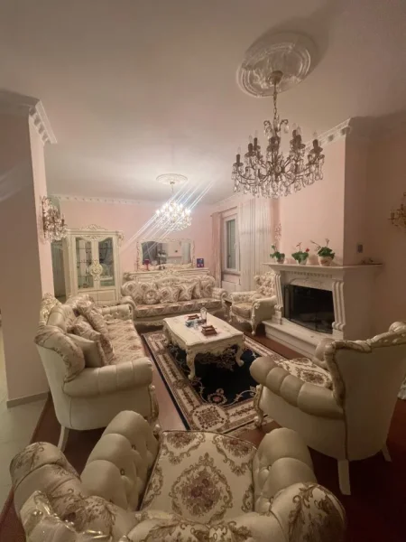 Durres, jepet me qera Vile 3 Katshe Kati 3, 400 m² 5.000 € (Buze deti ne Qerret)