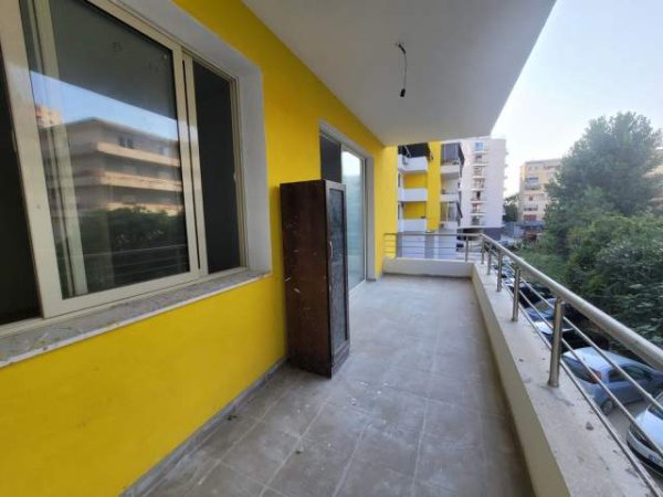 Tirane, jepet me qera apartament 1+1+BLK Kati 1, 77 m² 400 Euro (Ish fusha e aviacionit)
