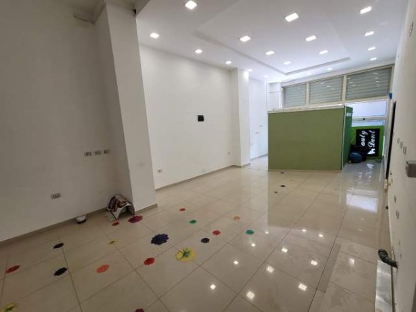 Tirane, jepet me qera ambjent biznesi Kati 0, 50 m² 500 Euro (Rruga Him Kolli)