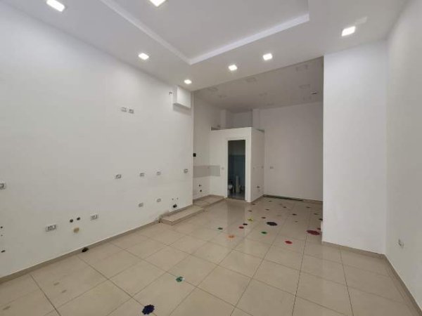 Tirane, jepet me qera ambjent biznesi Kati 0, 50 m² 500 Euro (Rruga Him Kolli)