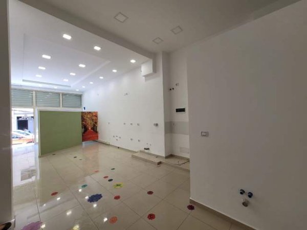 Tirane, jepet me qera ambjent biznesi Kati 0, 50 m² 500 Euro (Rruga Him Kolli)