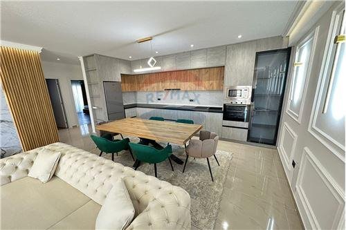 Tirane, jepet me qera apartament 2+1 Kati 2, 110 m² 750 Euro (Rezidenca Lakeland , Farke)