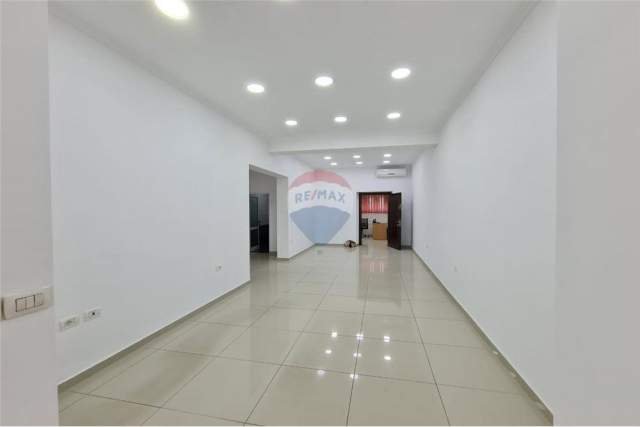 Tirane, jepet me qera dyqan Kati 0, 90 m² 1.000 Euro (Barrikadat)