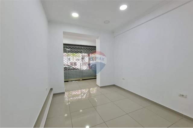 Tirane, jepet me qera dyqan Kati 0, 90 m² 1.000 Euro (Barrikadat)