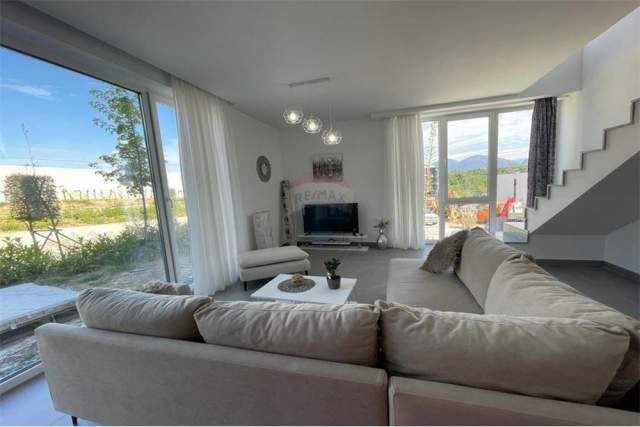 Tirane, jepet me qera apartament duplex 3+1+BLK Kati 1, 160 m² 1.600 Euro (liqeni that)