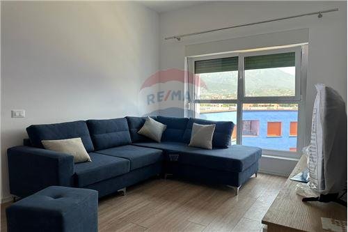Tirane, jepet me qera apartament 2+1 Kati 5, 450 Euro (Mangalem Ali Demi)