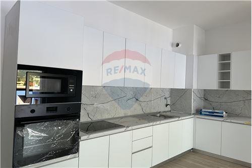 Tirane, jepet me qera apartament 2+1 Kati 5, 450 Euro (Mangalem Ali Demi)