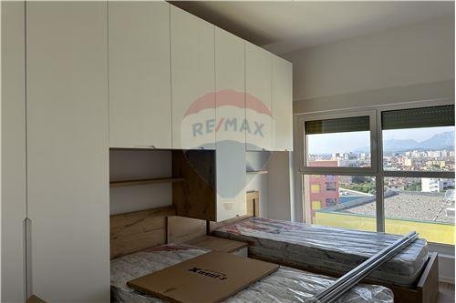 Tirane, jepet me qera apartament 2+1 Kati 5, 450 Euro (Mangalem Ali Demi)
