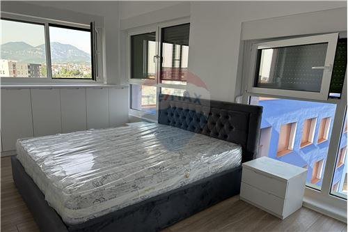 Tirane, jepet me qera apartament 2+1 Kati 5, 450 Euro (Mangalem Ali Demi)