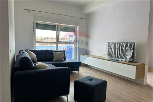 Tirane, jepet me qera apartament 2+1 Kati 5, 450 Euro (Mangalem Ali Demi)