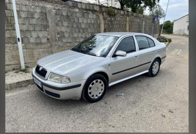 Tirane, shitet makine Skoda Octavia Viti 2001, 200.000 Leke