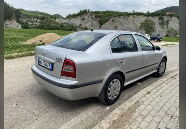 Tirane, shitet makine Skoda Octavia Viti 2001, 200.000 Leke