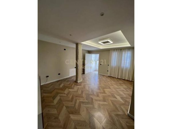 Tirane, jepet me qera Vile 5+1 Kati 0, 168 m² 1.500 Euro (Rr. e Kavajes)