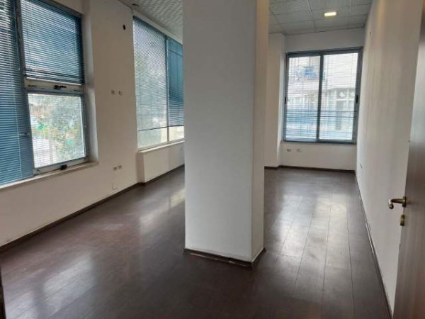 Tirane, jepet me qera zyre Kati 2, 200 m² 2.200 Euro (Komuna e parisit)