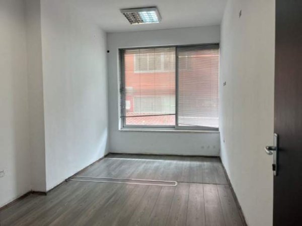 Tirane, jepet me qera zyre Kati 2, 200 m² 2.200 Euro (Komuna e parisit)