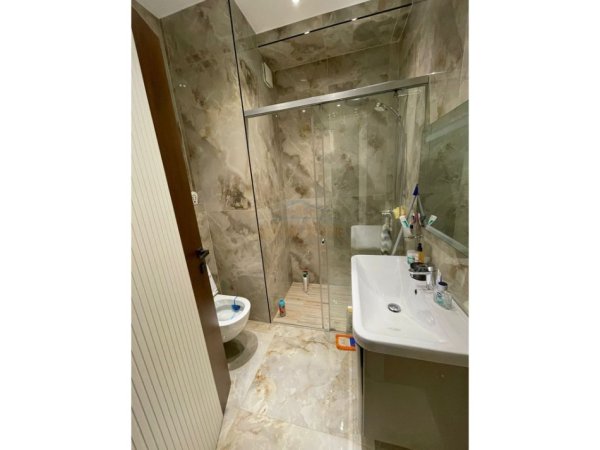Tirane, jepet me qera apartament 2+1 Kati 5, 110 m² 1.000 € (Rruga Bardhyl)