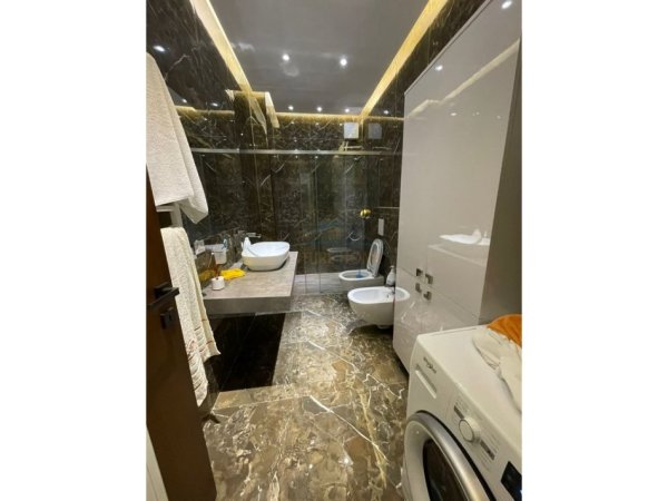 Tirane, jepet me qera apartament 2+1 Kati 5, 110 m² 1.000 € (Rruga Bardhyl)