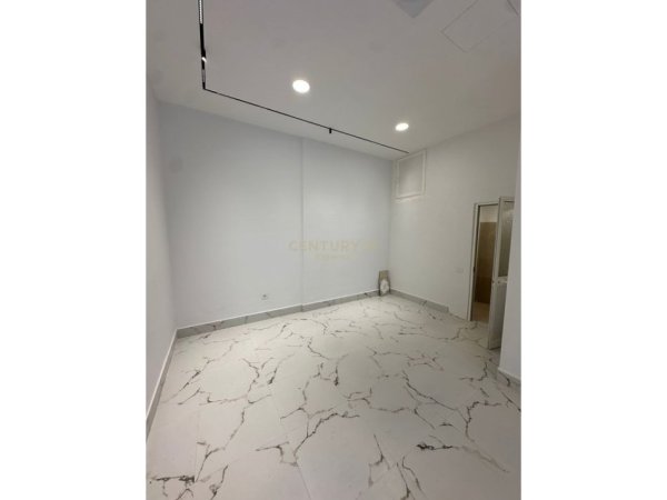 Tirane, jepet me qera dyqan , 40 m² 900 € 