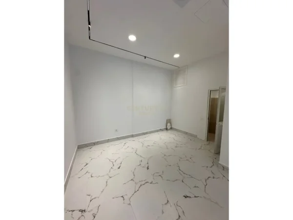 Tirane, jepet me qera dyqan , 40 m² 900 € 