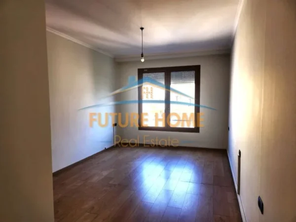 Tirane, jepet me qera zyre Kati 7, 101 m² 880 € 