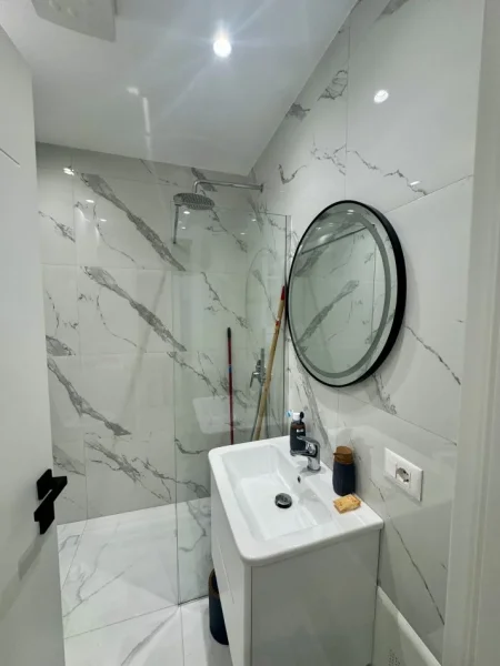 Tirane, jepet me qera apartament 1+1+Ballkon Kati 3, 56 m² 600 € (Brryli)