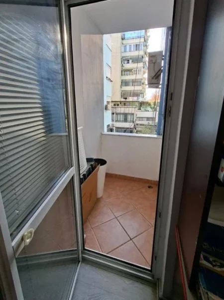 Qira, Ambient per Zyra, Myslym Shyri, Tiranë.