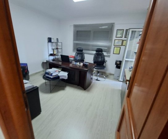 Qira, Ambient per Zyra, Myslym Shyri, Tiranë.