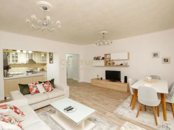 Tirane, jepet me qera apartament 3+1 Kati 16, 157 m² 1.200 € 