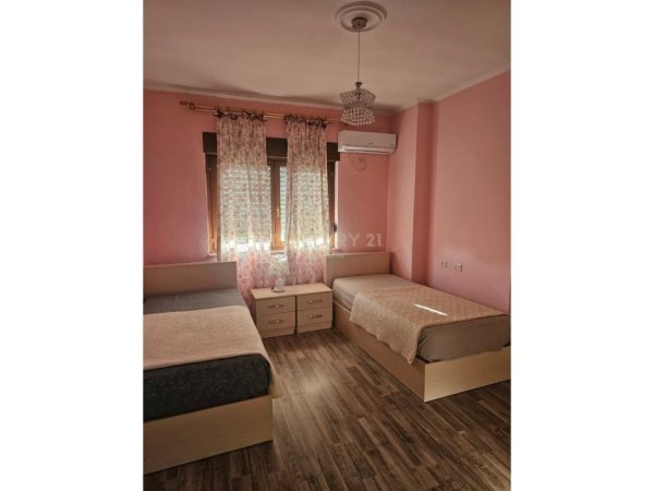 Tirane, jepet me qera apartament 3+1 Kati 16, 157 m² 1.200 € 