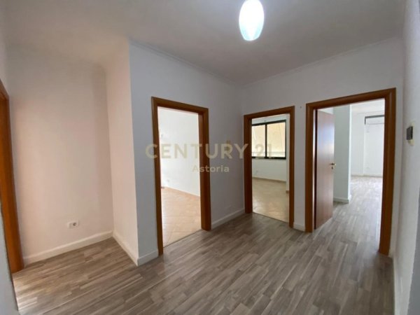 Tirane, jepet me qera ambjent biznesi Kati 11, 1.500 € 