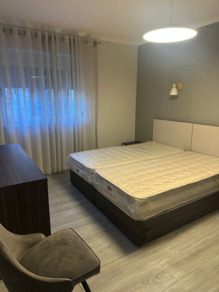 Tirane, jepet me qera apartament 1+1 Kati 1, 67 m² 550 € (Pazari i ri)