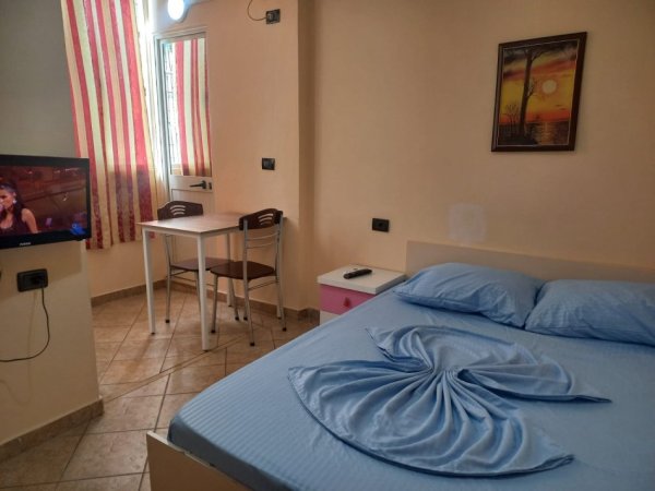 Tirane, jepet me qera apartament 1+1 Kati 2, 40 m² 290 € (Rruga 5 maji)